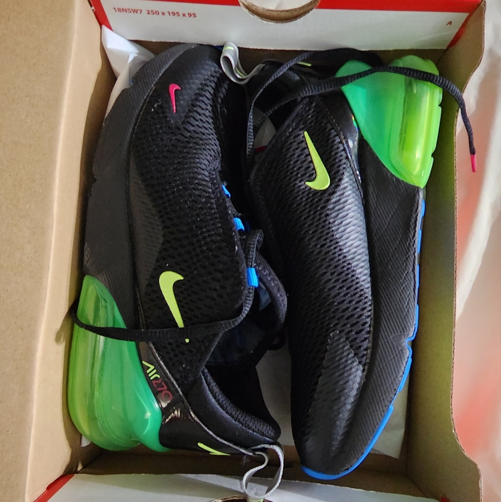Air Max 270 - Picture 2 of 9